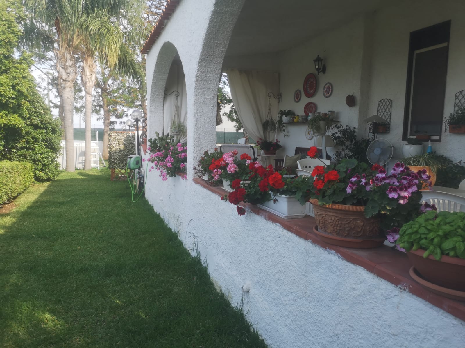 Vialetto del giardino lungo la veranda del Villino di Cetty