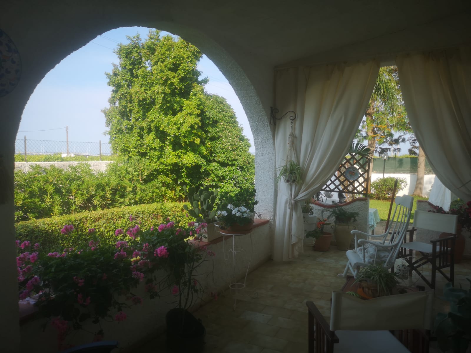 Veranda con archi in stile mediterraneo